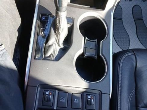 Used 2015 Toyota Camry XLE w/ Moonroof Package image 18