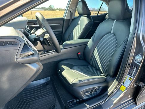 Used 2023 Toyota Camry SE image 11