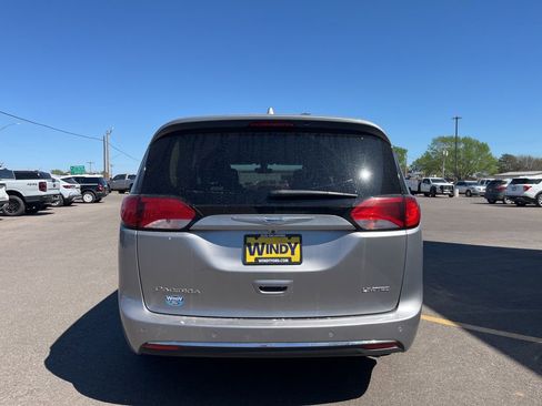 Used 2018 Chrysler Pacifica Limited image 8