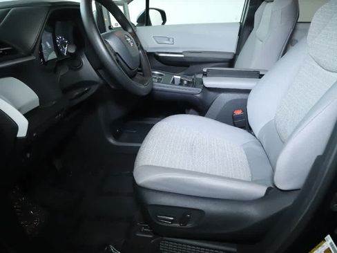 Used 2026 Toyota Sienna LE AWD/4WD image 18