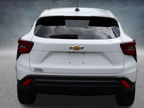 Used 2025 Chevrolet Trax LS w/ LS Convenience Package FWD image 21