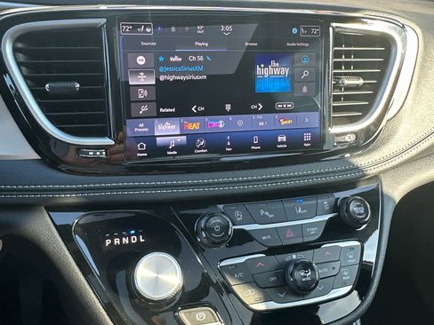 Used 2024 Chrysler Pacifica Limited w/ S Appearance Package image 21