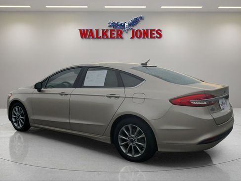 Used 2017 Ford Fusion SE image 5