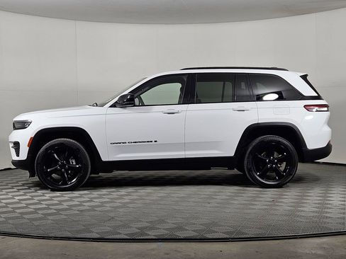 Used 2023 Jeep Grand Cherokee Altitude AWD/4WD image 3