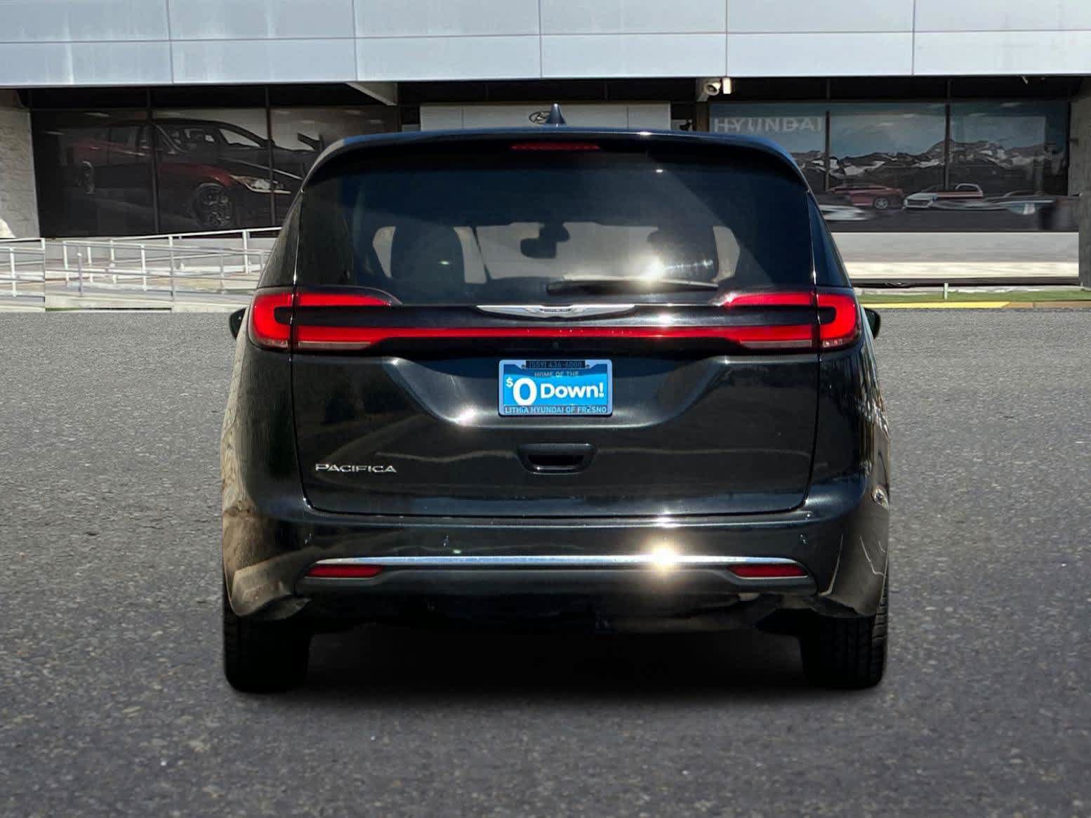 Used 2024 Chrysler Pacifica Touring-L FWD image 8