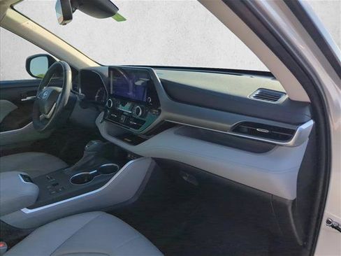Used 2023 Toyota Highlander XLE FWD image 26