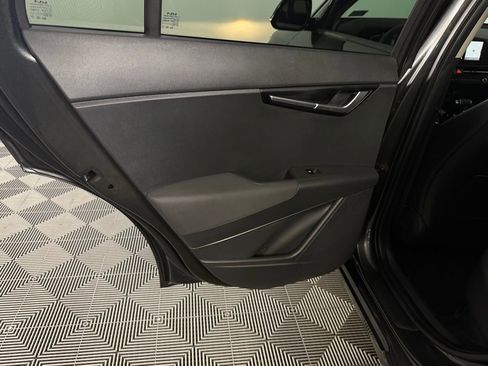 Used 2024 Kia Niro EX Touring image 28