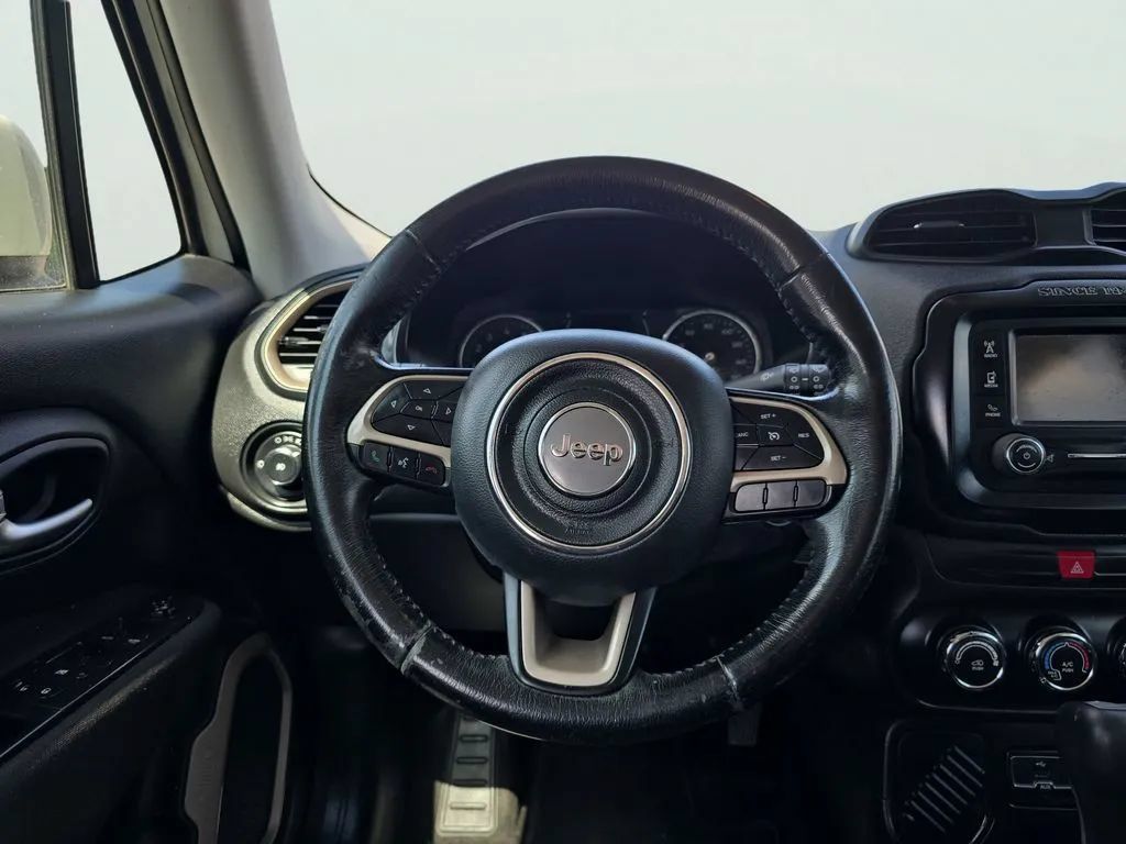 Used 2016 Jeep Renegade Latitude FWD image 11