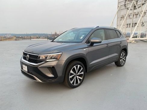 Used 2022 Volkswagen Taos SE w/ Panoramic Sunroof Package FWD image 4