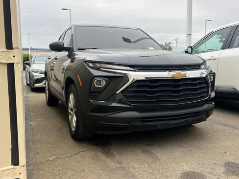 Used 2024 Chevrolet TrailBlazer LS w/ LS Convenience Package FWD image 2