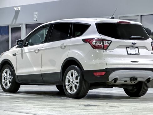 Used 2017 Ford Escape SE image 3