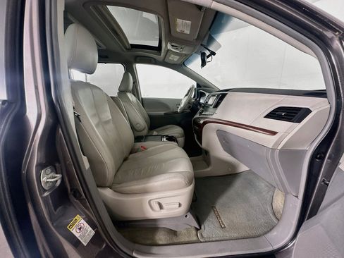 Used 2013 Toyota Sienna XLE FWD image 34