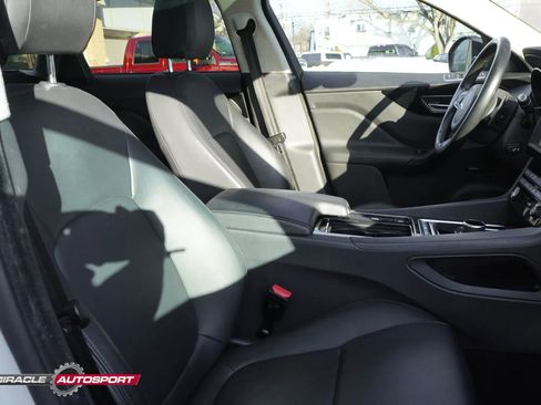 Used 2019 Jaguar F-PACE Premium image 33