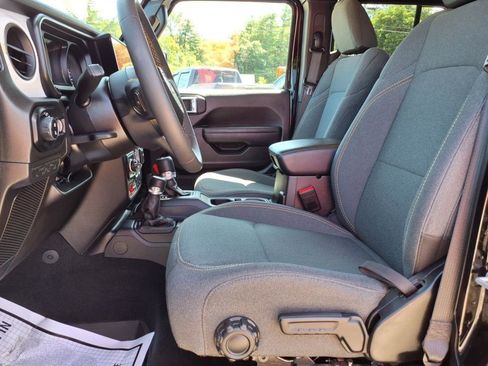 Used 2024 Jeep Gladiator Sport image 12