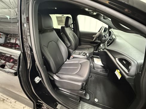 New 2027 Chrysler Pacifica Select FWD image 9