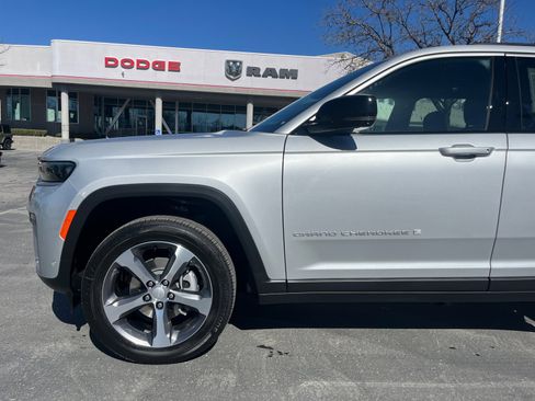 New 2026 Jeep Grand Cherokee Limited image 9