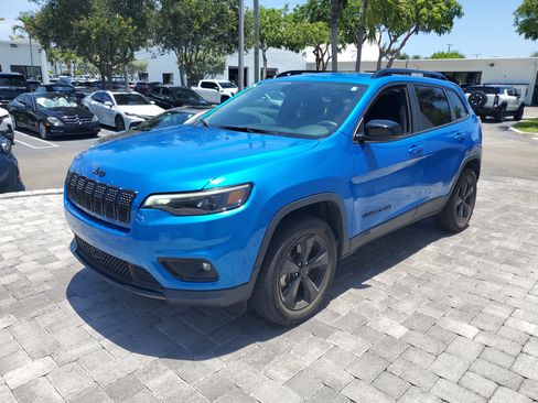 Used 2023 Jeep Cherokee Altitude Lux AWD/4WD image 3