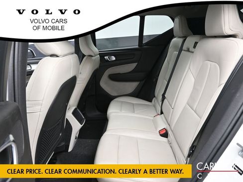 Used 2019 Volvo XC40 T4 Momentum image 12