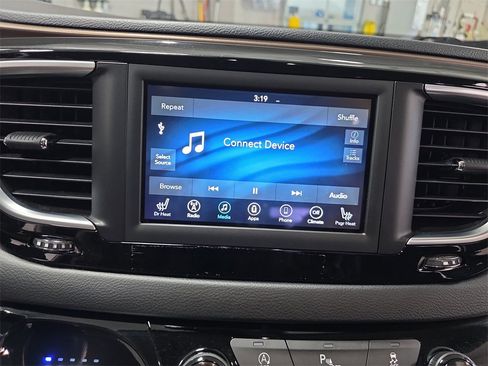 Used 2018 Chrysler Pacifica Touring-L image 22