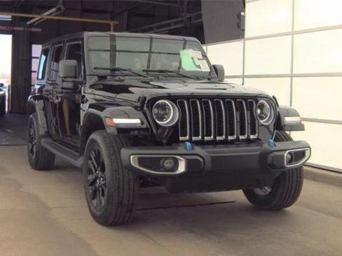 Used 2023 Jeep Wrangler Unlimited Sahara w/ Cold Weather Group AWD/4WD image 4