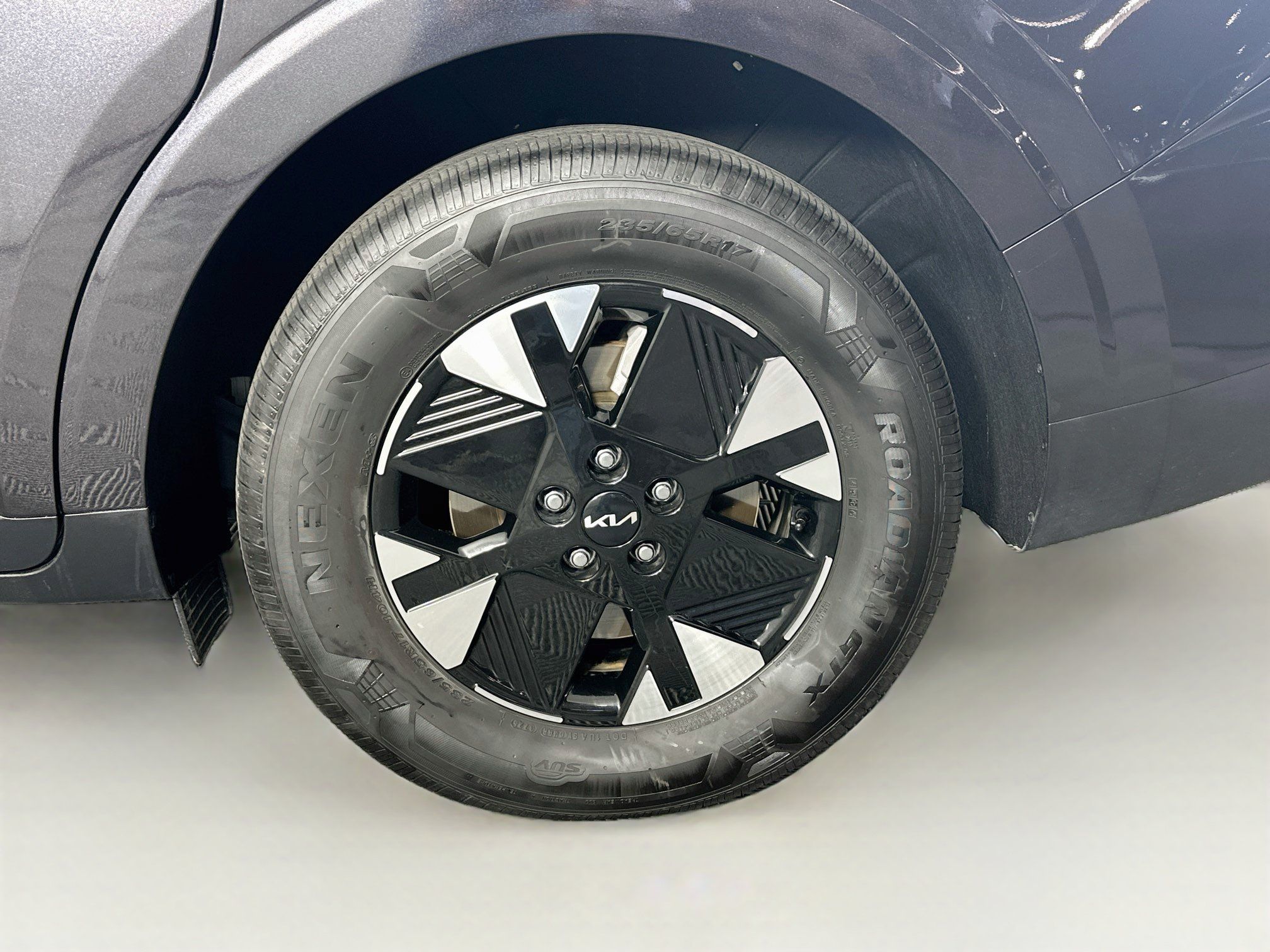 Used 2026 Kia Carnival LXS FWD image 11