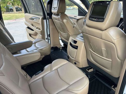 Used 2018 Cadillac Escalade ESV Platinum image 24