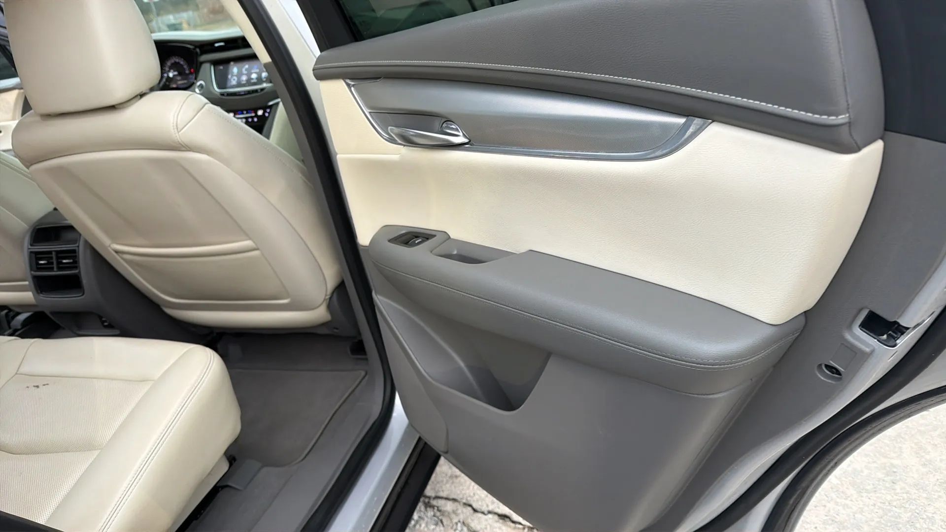 Used 2017 Cadillac XT5 Premium Luxury FWD image 29