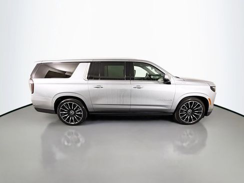 Used 2025 Chevrolet Suburban High Country AWD/4WD image 8