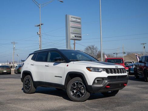 New 2026 Jeep Compass Trailhawk w/ Sun, Sound & Navigation Group AWD/4WD image 7