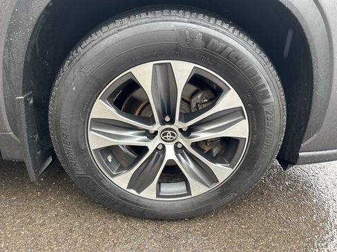 Used 2022 Toyota Highlander XLE image 4