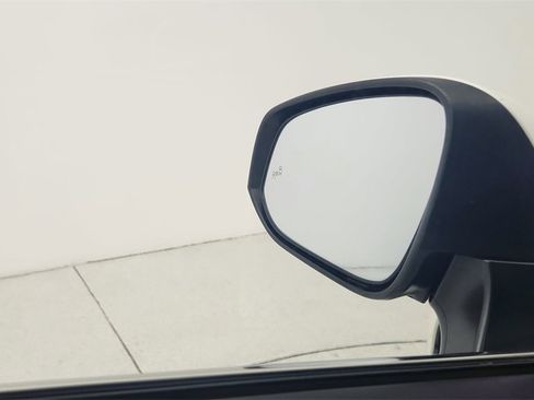 Used 2021 Toyota Venza LE image 16