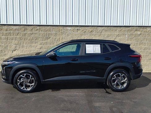 Used 2024 Chevrolet Trax LT w/ Sunroof Package FWD image 17