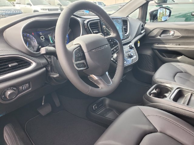 New 2027 Chrysler Pacifica Select FWD image 8