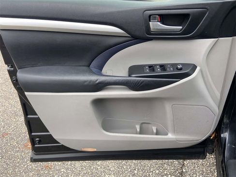 Used 2015 Toyota Highlander XLE image 13