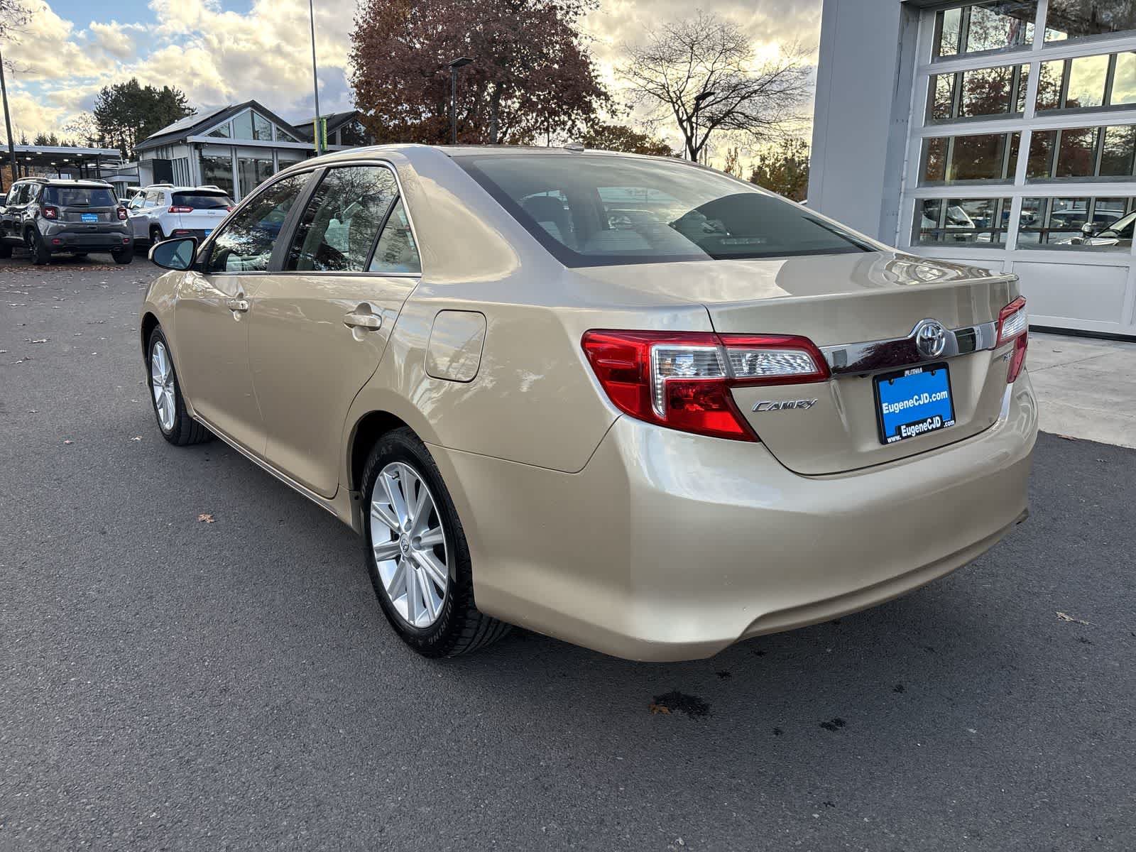 Used 2012 Toyota Camry XLE w/ Leather Pkg FWD image 3