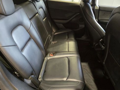 Used 2022 Tesla Model Y Long Range image 9