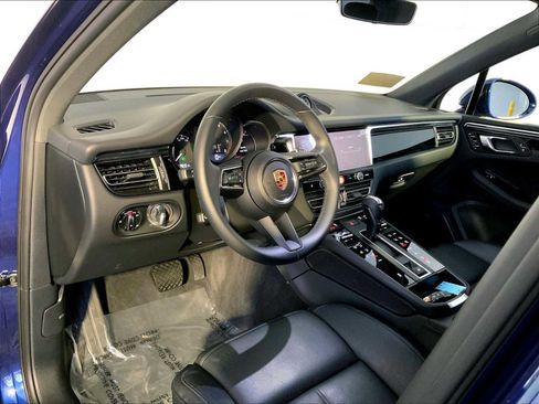 Certified 2025 Porsche Macan image 4