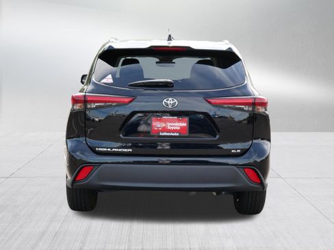 Certified 2021 Toyota Highlander XLE FWD image 6