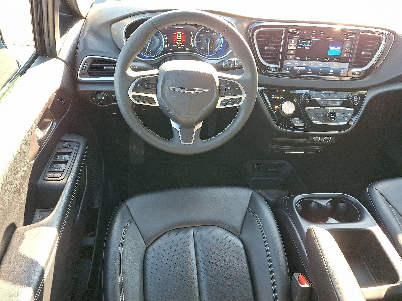 Used 2025 Chrysler Pacifica Select FWD image 12