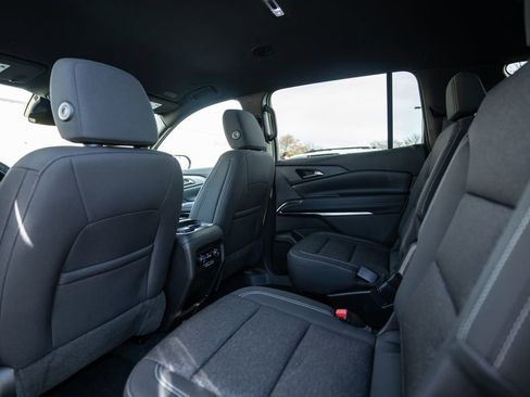 Used 2025 Chevrolet Traverse LT image 32