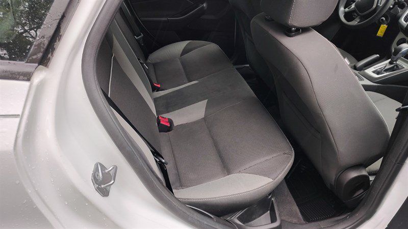 Used 2014 Ford Focus SE w/ SE Winter Package FWD image 6