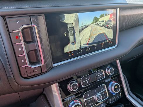 Used 2024 GMC Yukon XL Denali w/ Advanced Technology Package AWD/4WD image 17