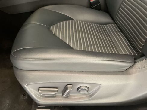 Used 2020 Toyota Camry SE w/ Carpet Mat Package FWD image 12
