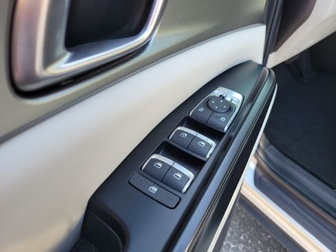Used 2022 Kia Carnival LX FWD image 12