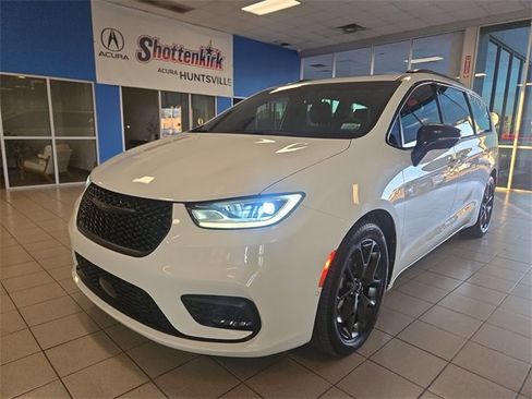 Used 2024 Chrysler Pacifica Limited w/ S Appearance Package image 1