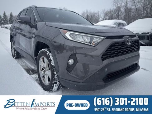 Used 2021 Toyota RAV4 XLE image 1