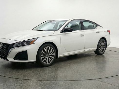 Used 2025 Nissan Altima 2.5 SV FWD image 3