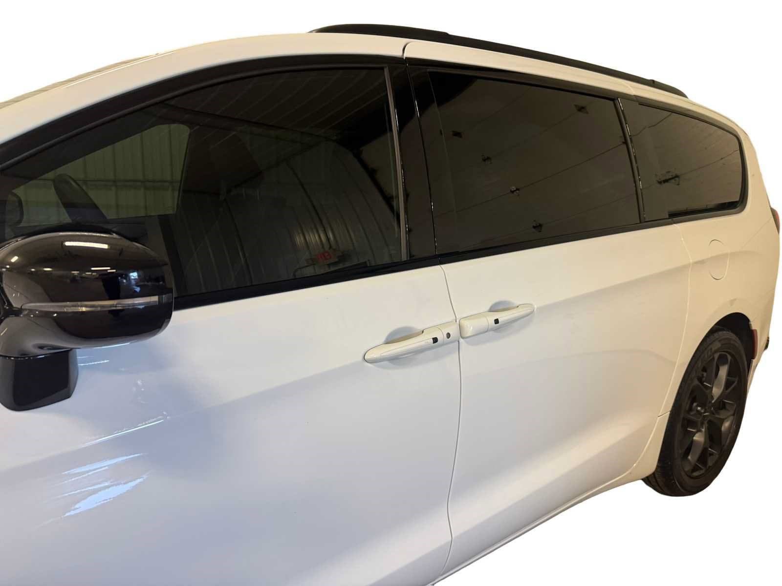 Used 2024 Chrysler Pacifica Limited w/ S Appearance Package FWD image 7