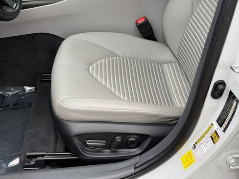 Certified 2022 Toyota Camry SE image 18