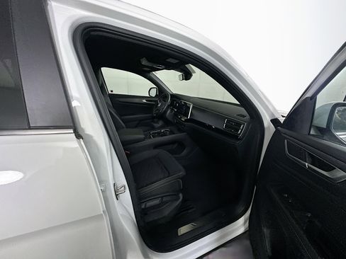Used 2025 Volkswagen Atlas Cross Sport SE image 31